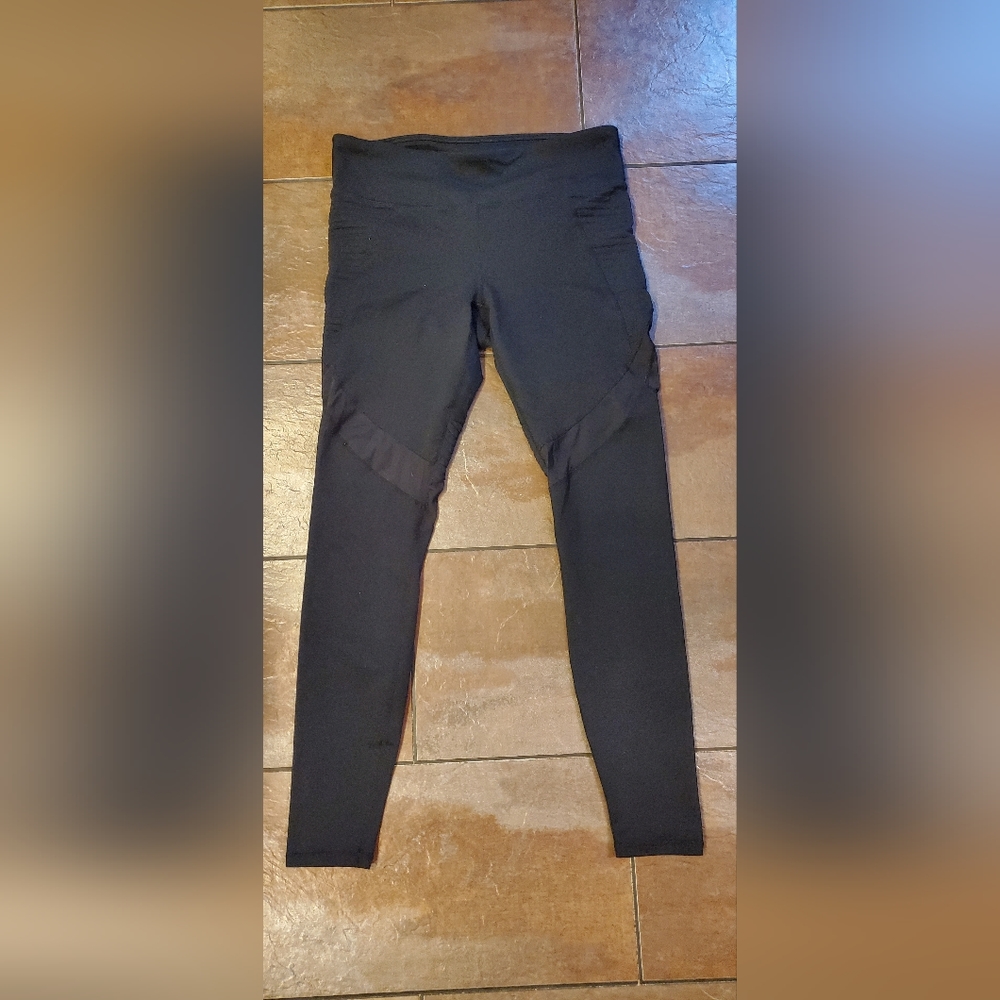 Fabletics Mid-Rise Mesh Powerhold Capri Size Small